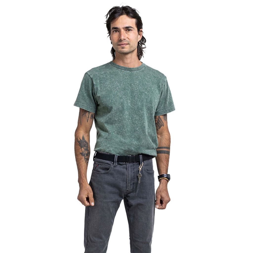 Et bælte, Atlas i farven sort set forfra på model