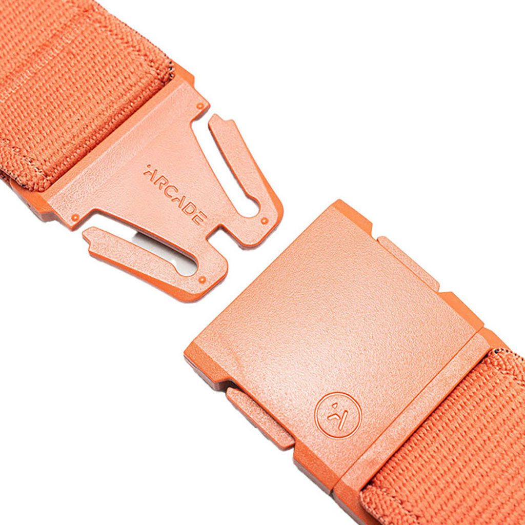 Et bælte, Atlas i farven Coral nærbillede