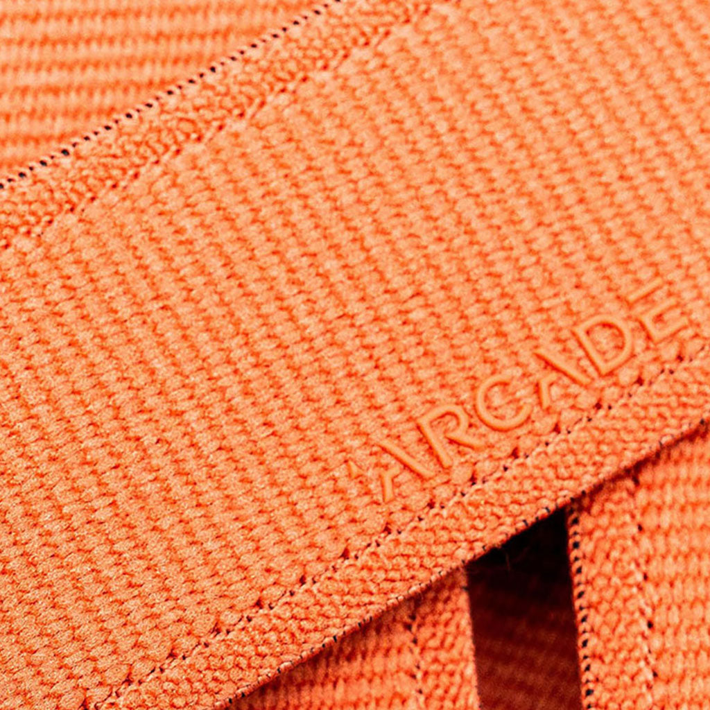 Et bælte, Atlas i farven Coral nærbillede