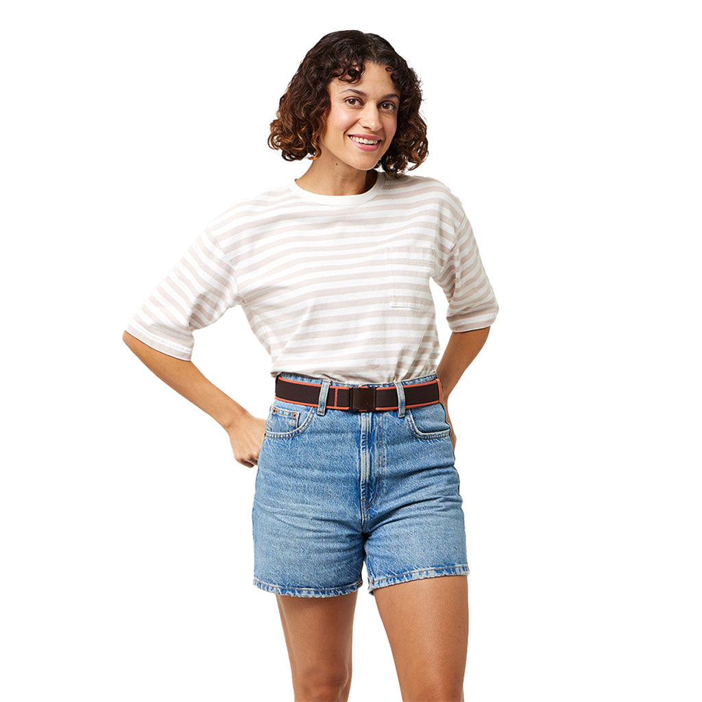 Et bælte, Carto i farven Chestnut Coral set på en kvinde