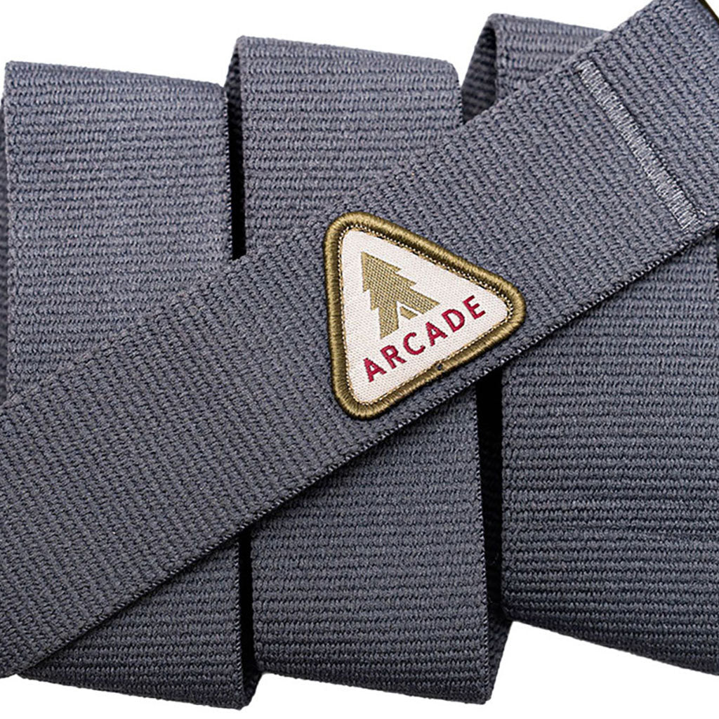 Et bælte, Treeple i farven Charcoal nærbillede af logo