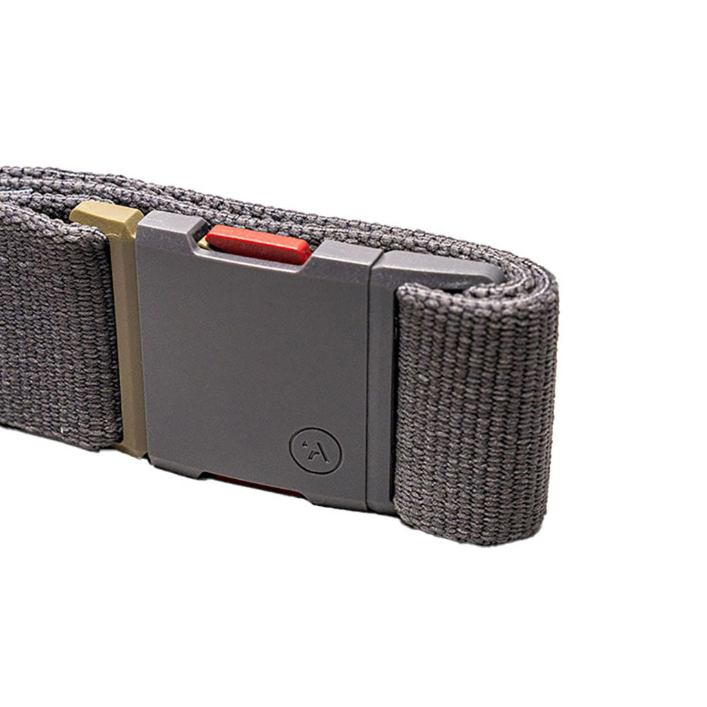 Et bælte, Treeple i farven Charcoal nærbillede af spænde