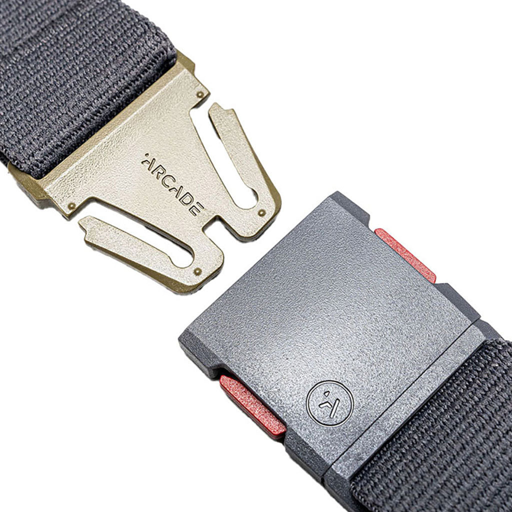 Et bælte, Treeple i farven Charcoal nærbillede af spænde