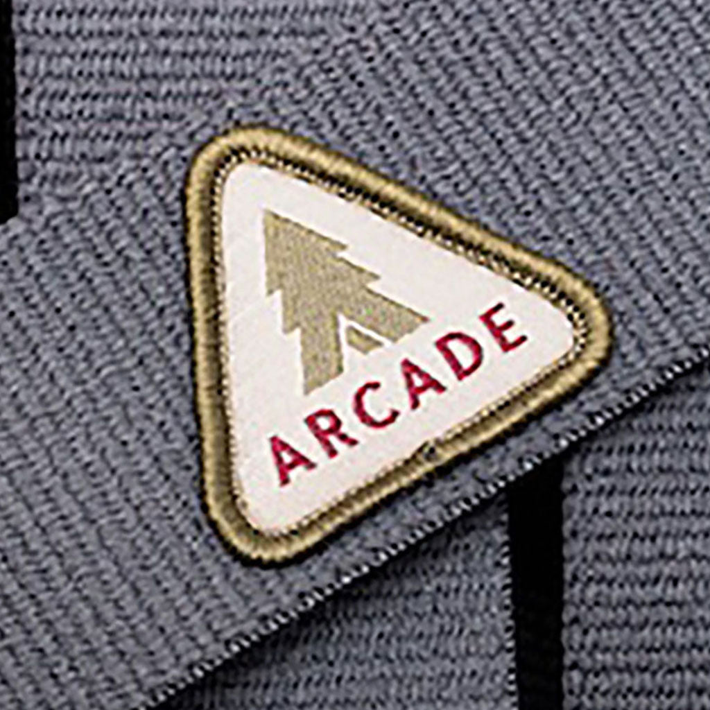 Et bælte, Treeple i farven Charcoal nærbillede af logo