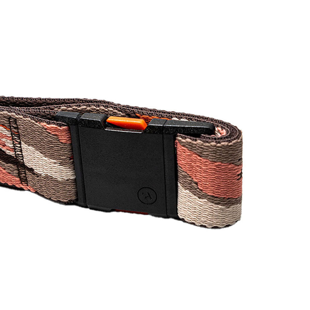 Et bælte, Brushstroke Slim i farven Coral set fra en skrå vinkel