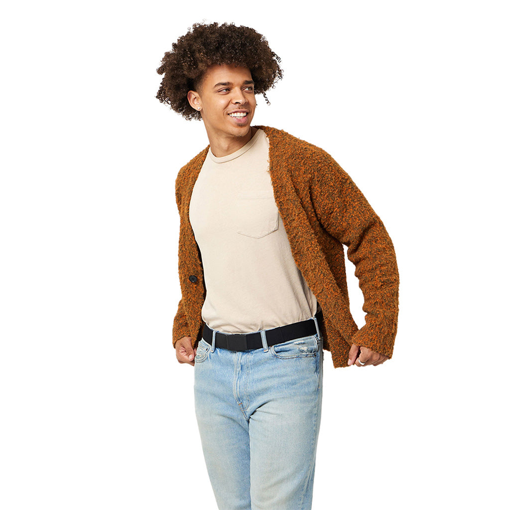 Et bælte, Elevation i farven sort set fra afstand påført kvinde