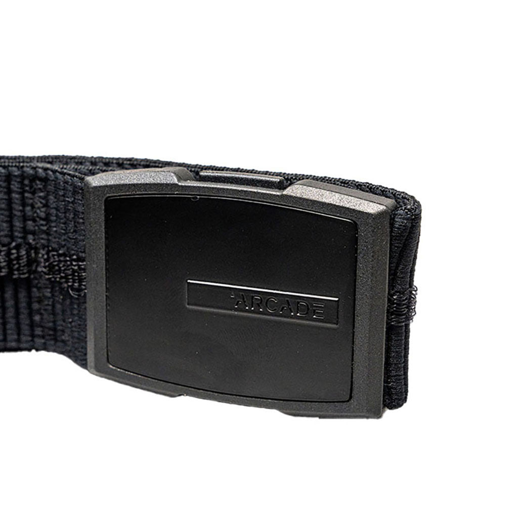 Et bælte, Stamped i farven sort nærbillede af spænde