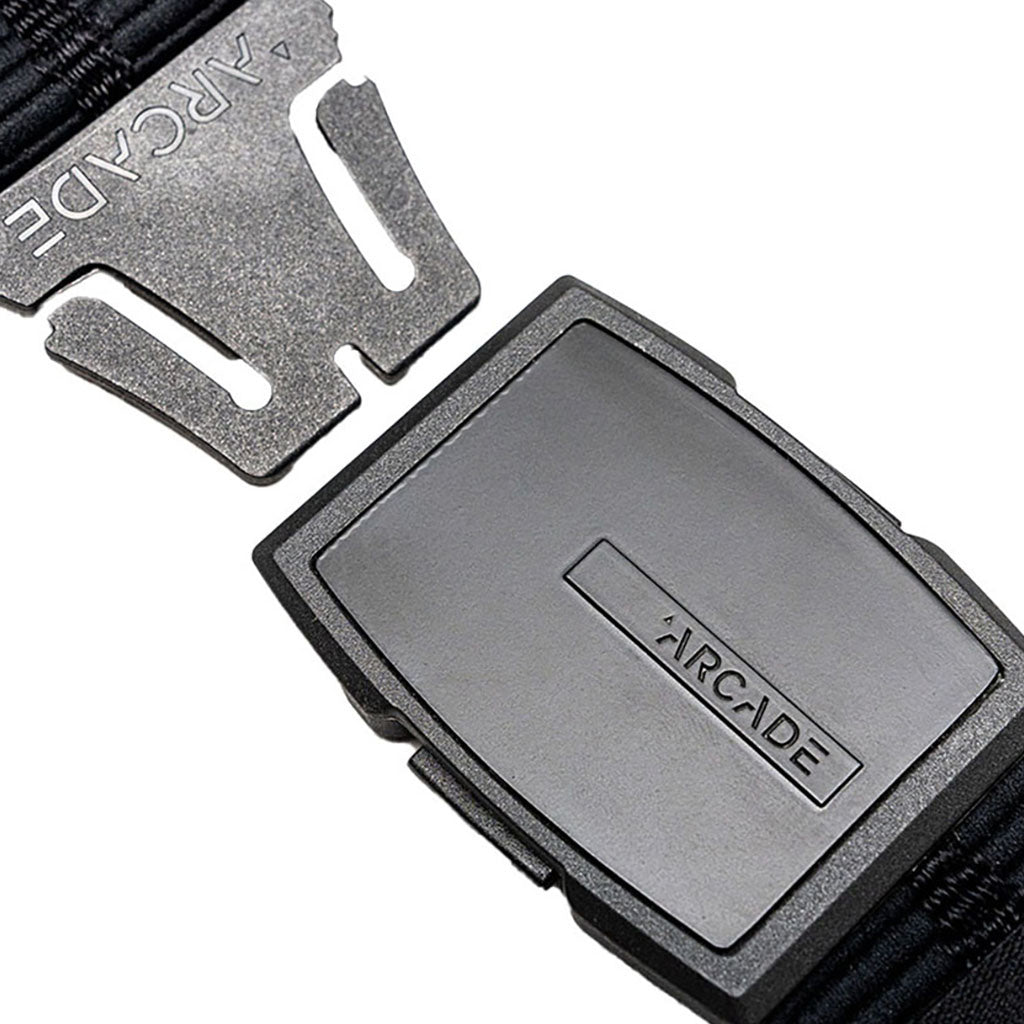 Et bælte, Stamped i farven sort nærbillede af spænde