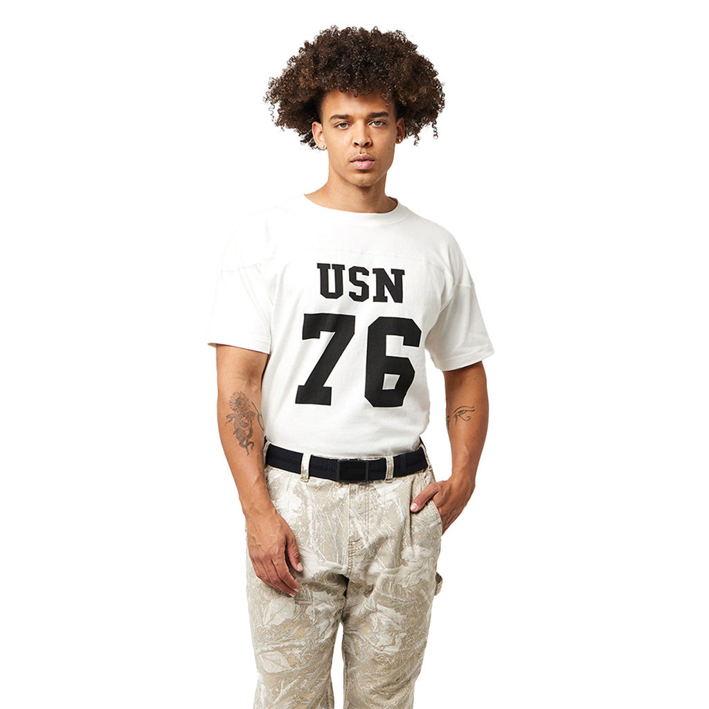 Et bælte, Stamped i farven sort set forfra på model