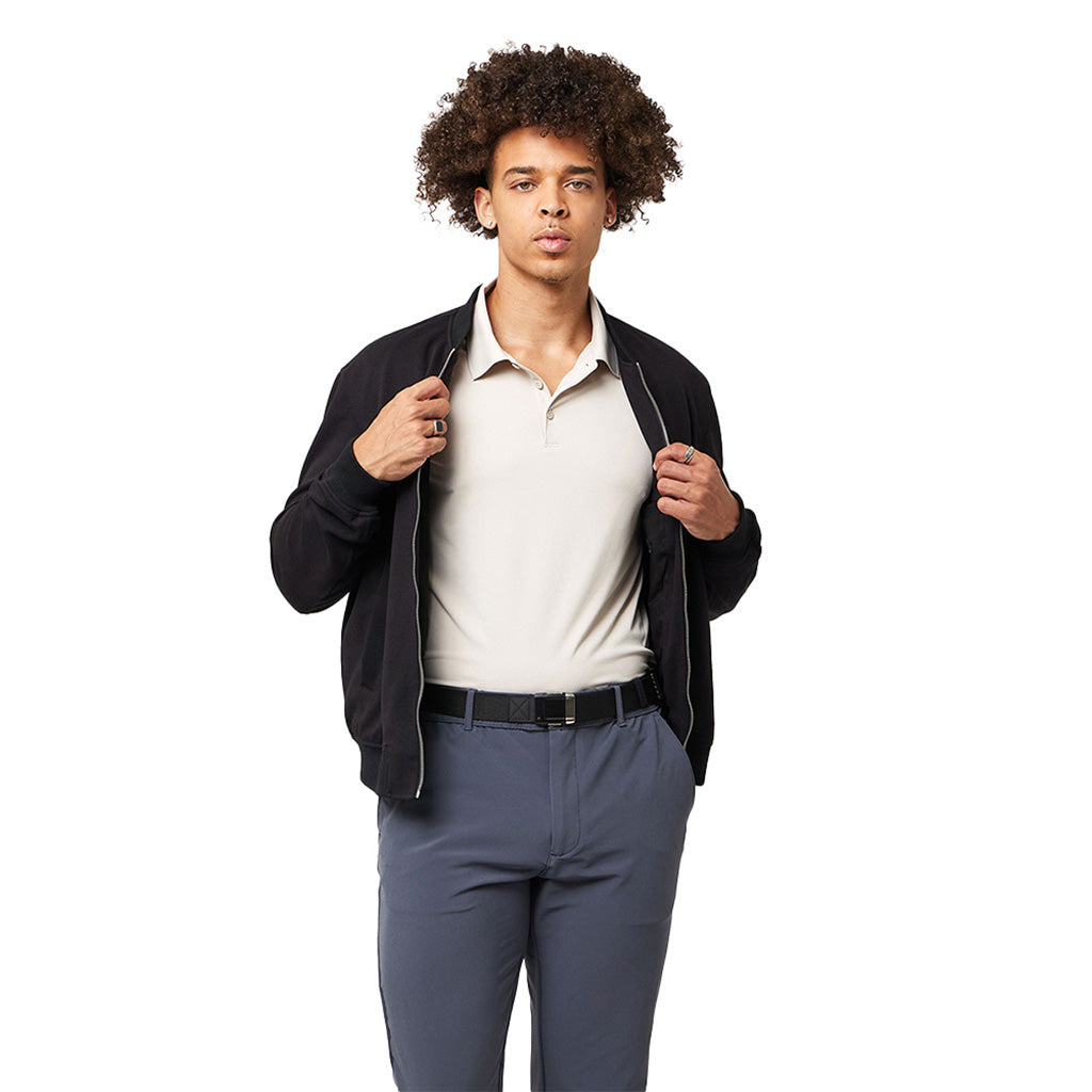 Et bælte, Motion i farven sort/Nickel set forfra