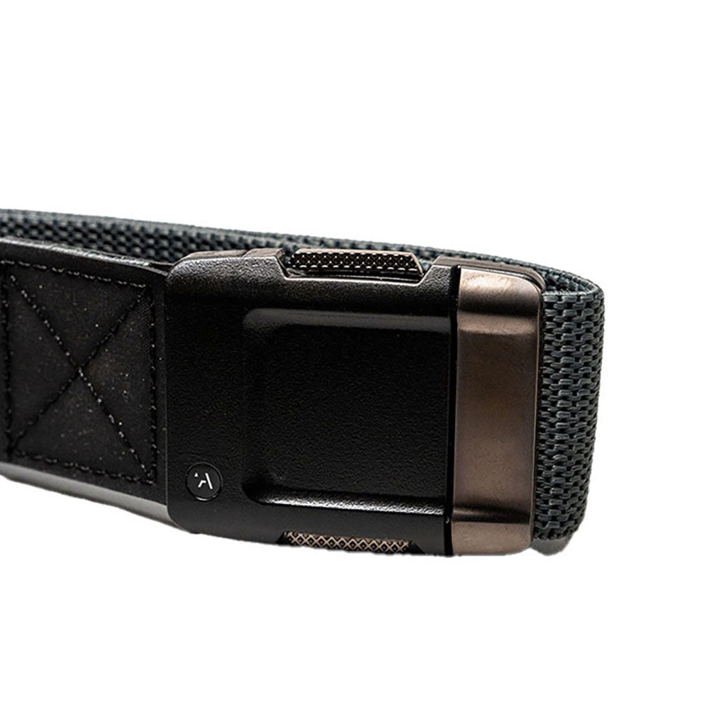 Et bælte, Motion i farven Charcoal/Gunmetal set fra en skrå vinkel
