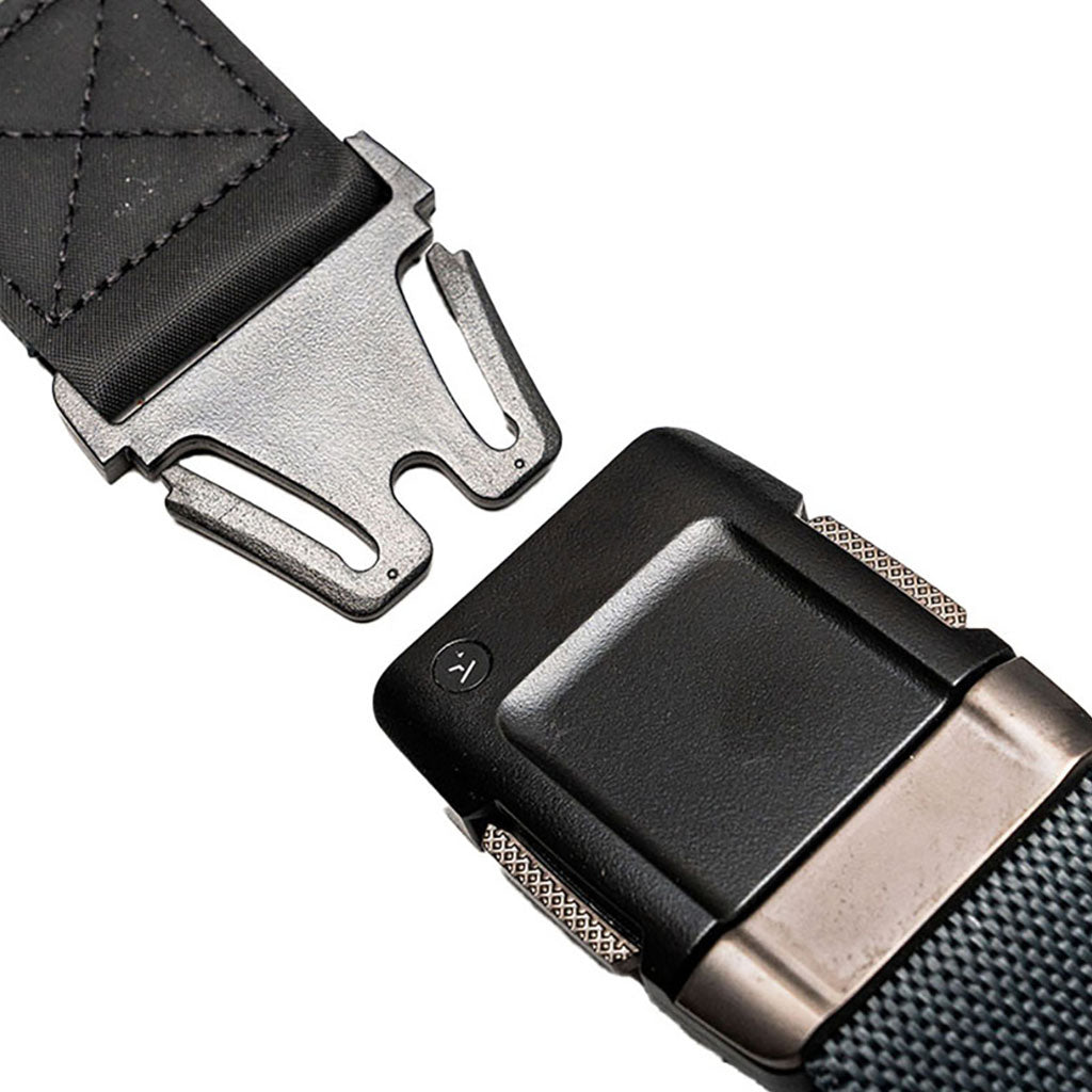 Et bælte, Motion i farven Charcoal/Gunmetal nærbillede