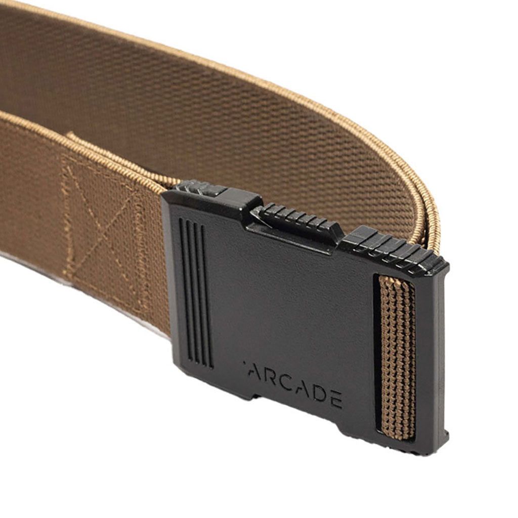 Et bælte, Hardware i farven Coyote nærbillede