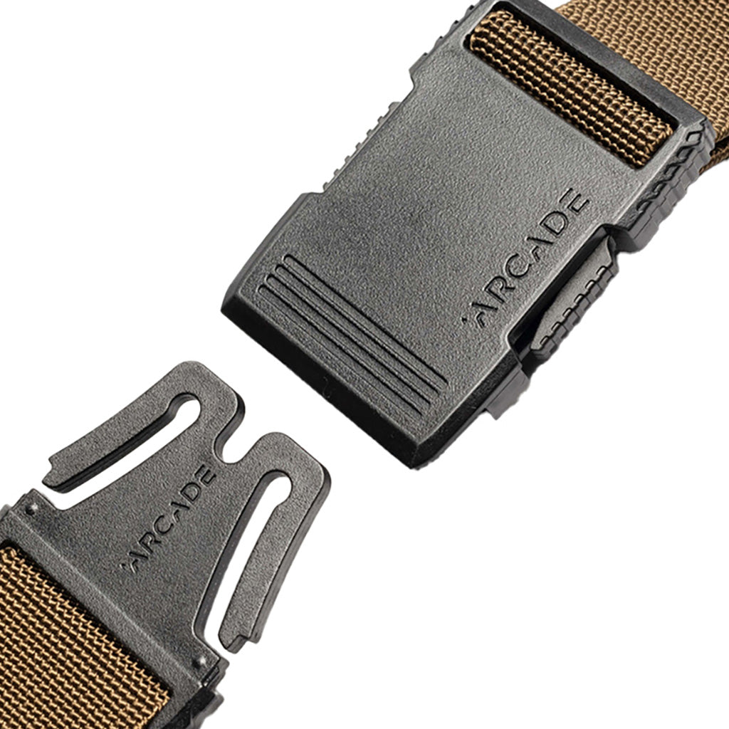 Et bælte, Hardware i farven Coyote nærbillede