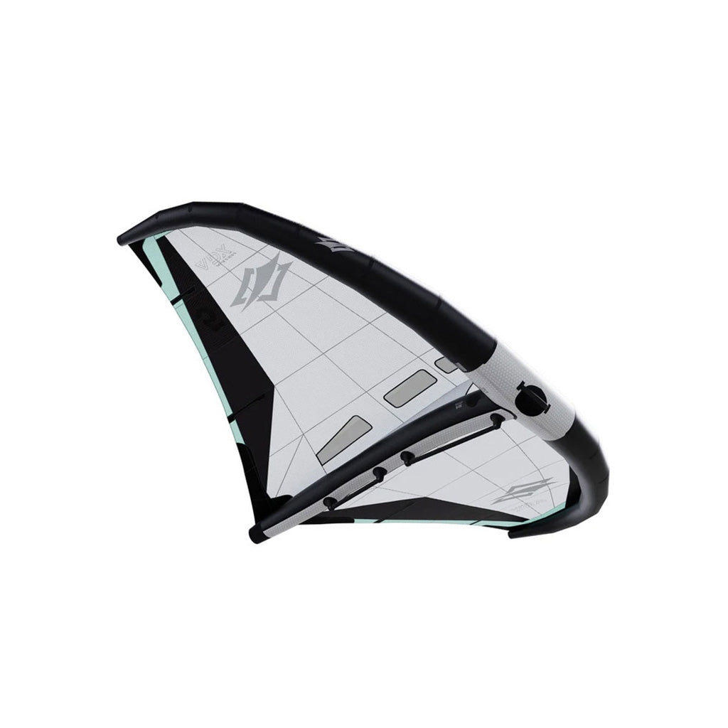 En Wing, Adx i farven grå/sort set fra en skrå vinkel