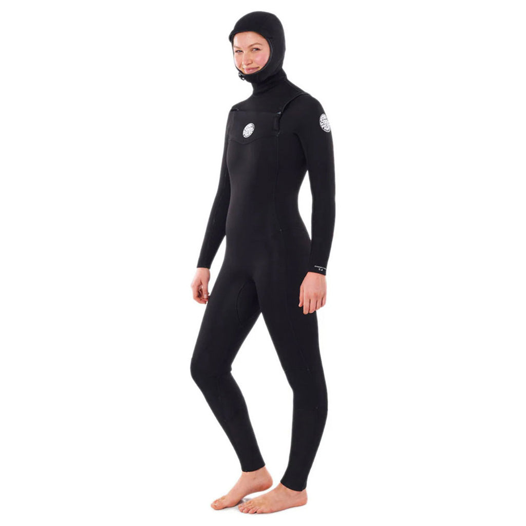 En Våddragt, Dawn Patrol 5/4 C/Z Hooded i farven sort set fra en skrå vinkel