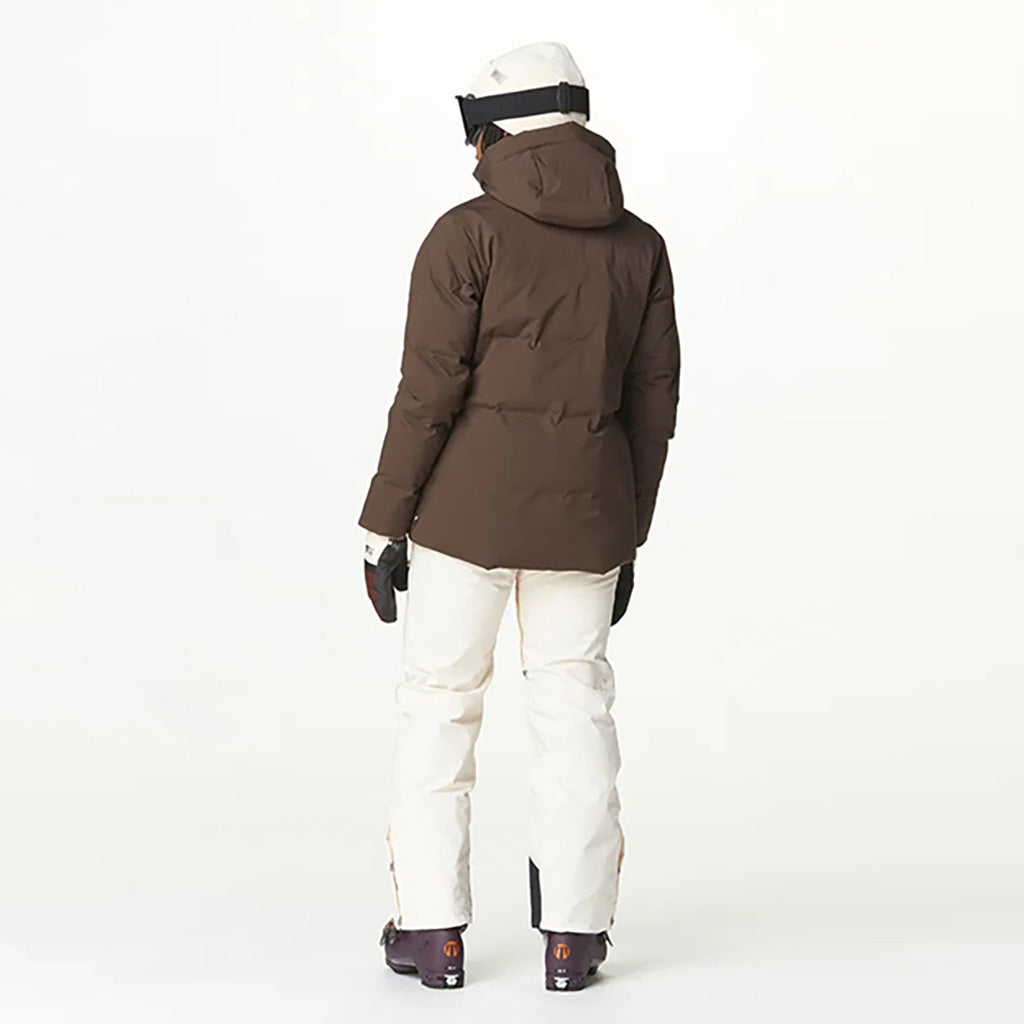 En Skijakke, Lement i farven Chicory Coffee set bagfra