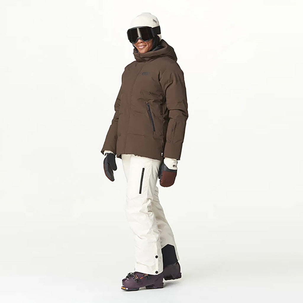 En Skijakke, Lement i farven Chicory Coffee set fra en skrå vinkel