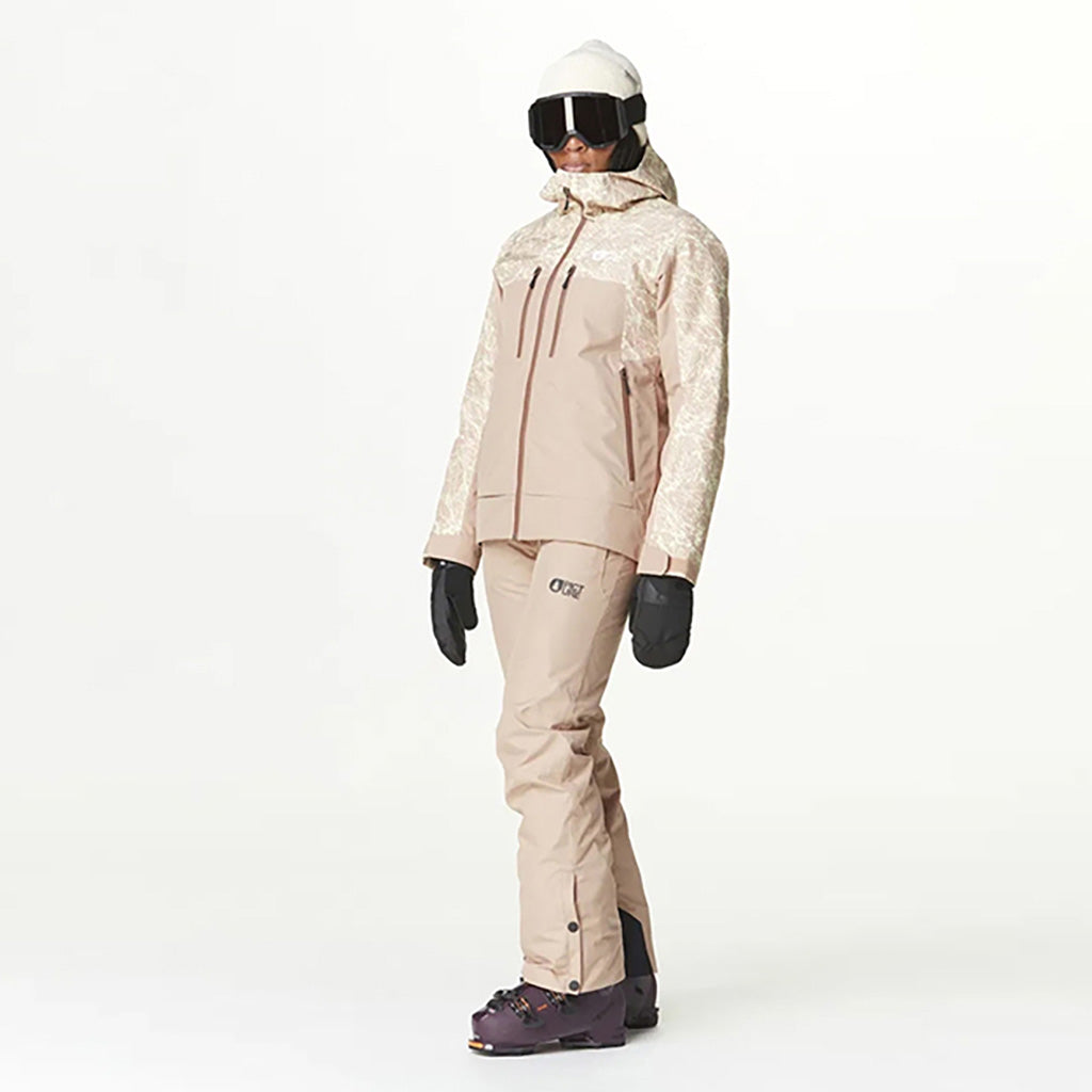 En Skijakke, Exa i farven Paisley Cocoa Chicory set fra en skrå vinkel