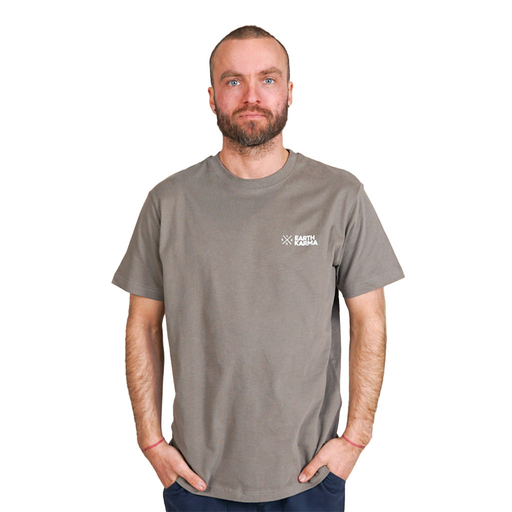 En T-Shirt, Earth Karma Brushed i farven Olive set forfra på model