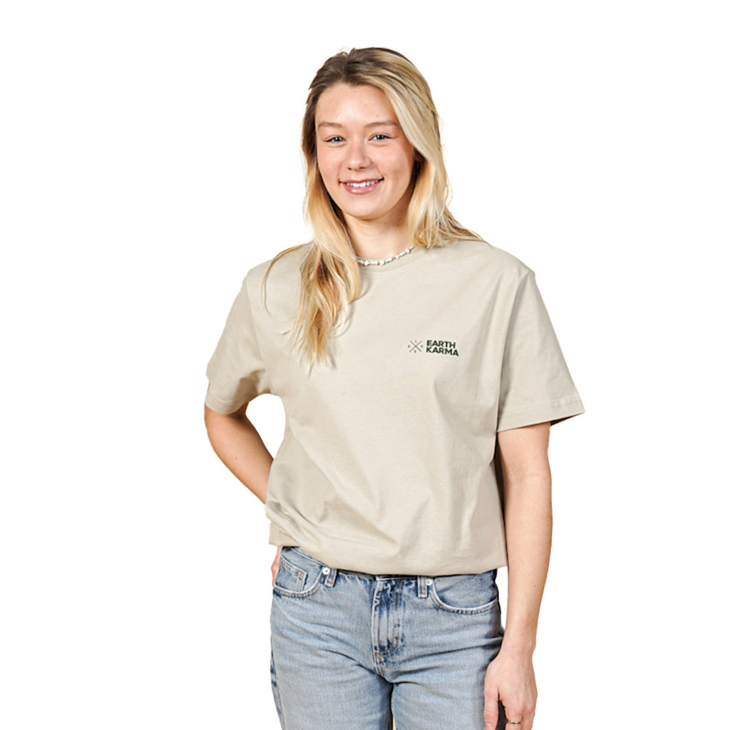 En T-Shirt, Earth Karma Brushed i farven SAND set forfra på model