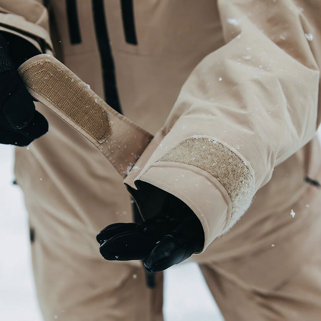 En Skijakke, [ak] Swash GORE-TEX i farven Summit Taupe detalje af spænde