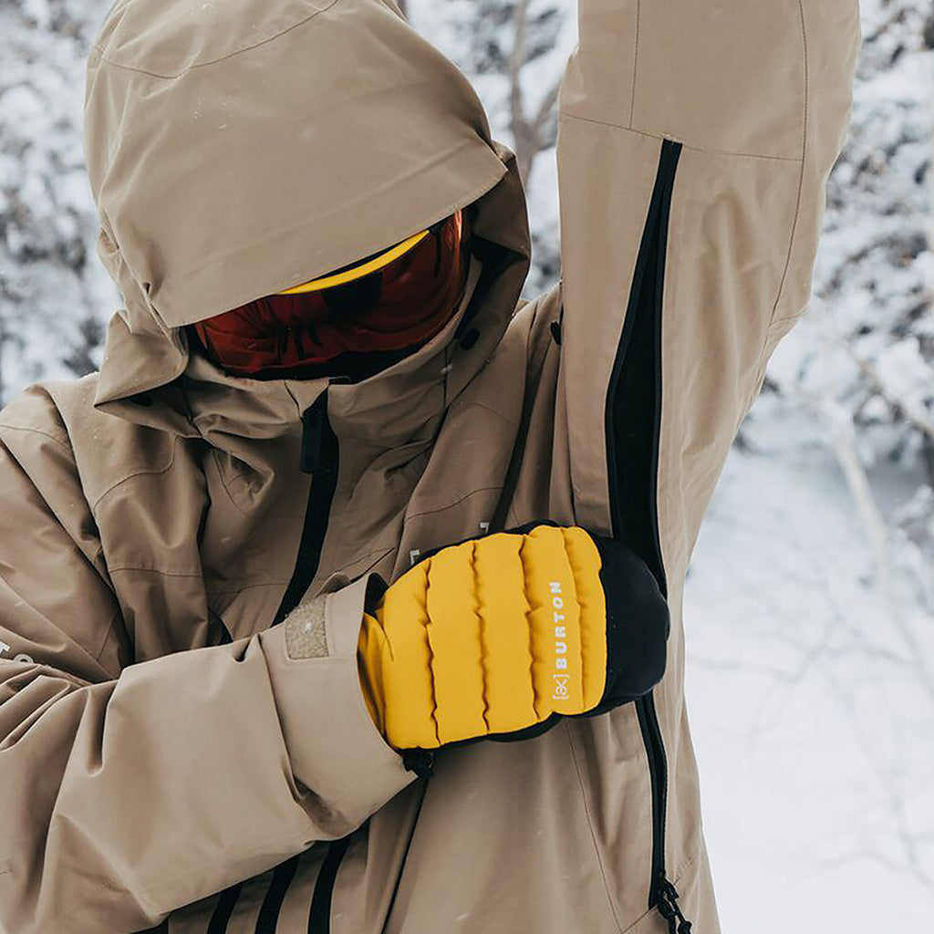 En Skijakke, [ak] Swash GORE-TEX i farven Summit Taupe detalje af lynlås i flotte omgivelser