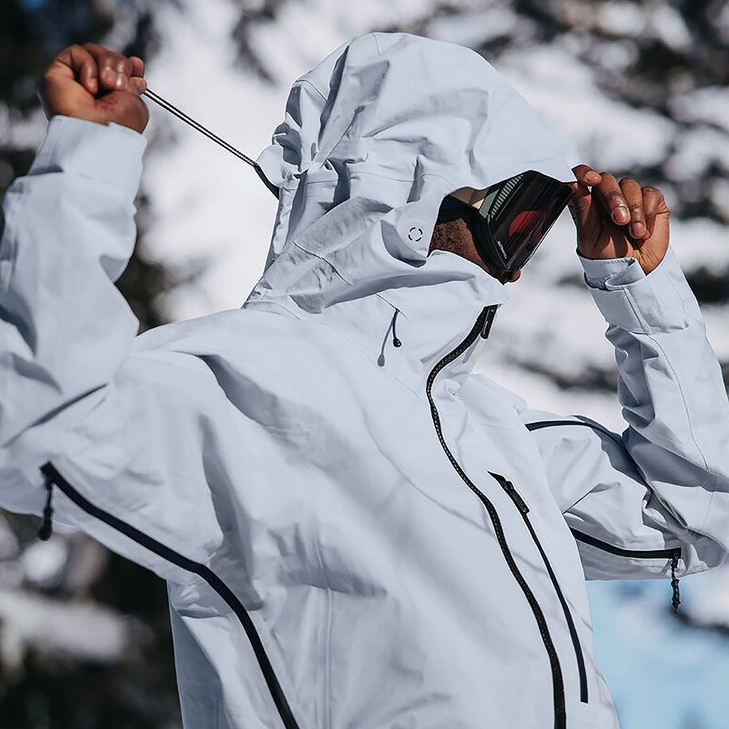 En Skijakke, [ak] Cyclic GORE-TEX i farven grå Cloud set i bevægelse