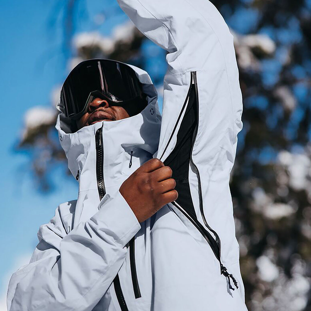 En Skijakke, [ak] Cyclic GORE-TEX i farven grå Cloud set forfra med åben lomme