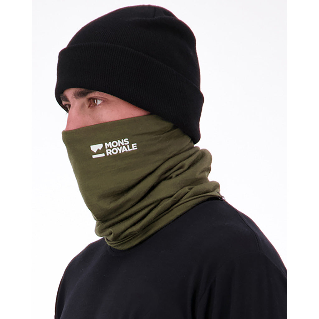 En Halsedisse, Double Up i farven Dark Olive set fra venstre side
