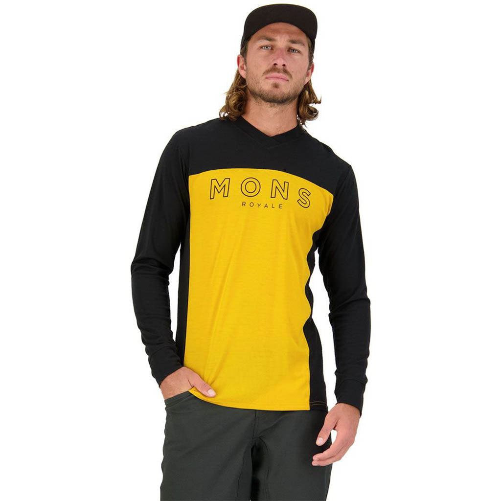 En Langærmet T-shirt, rødwood Enduro VLS i farven sort /Gold set forfra
