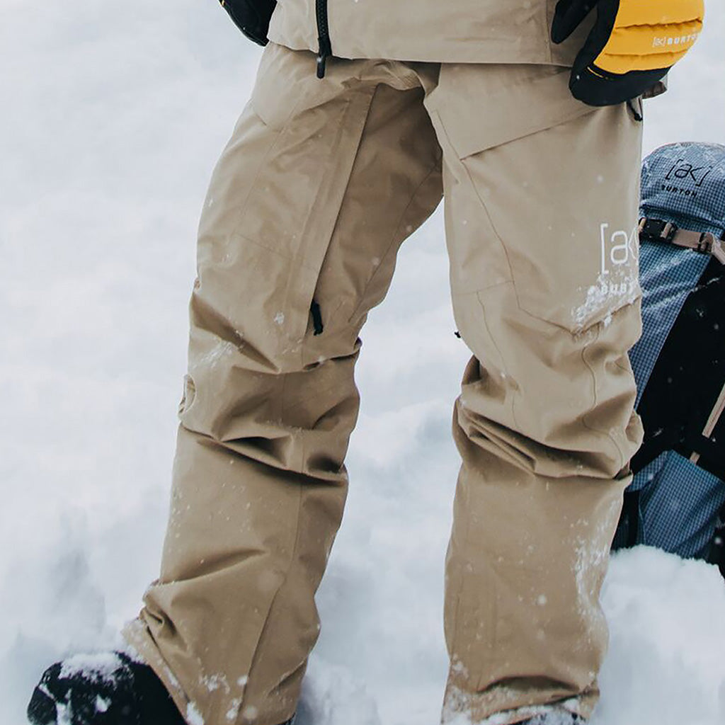 [AK] Swash GORE-TEX skibukser i farven Summit Taupe set i omgivelser