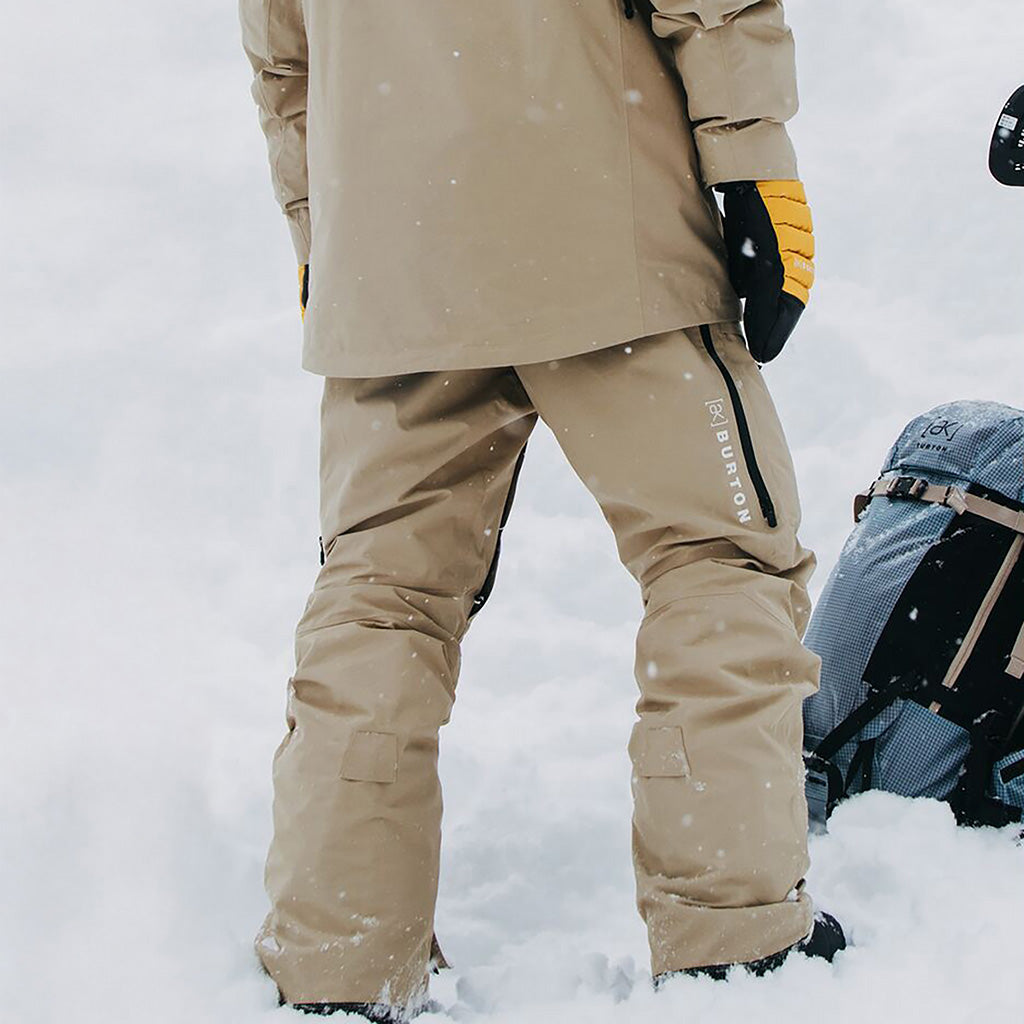[AK] Swash GORE-TEX skibukser i farven Summit Taupe set bagfra