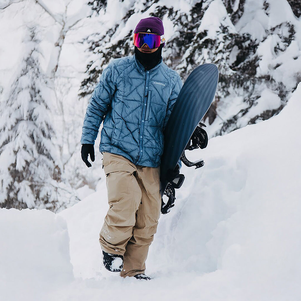 [AK] Swash GORE-TEX skibukser i farven Summit Taupe set i omgivelser