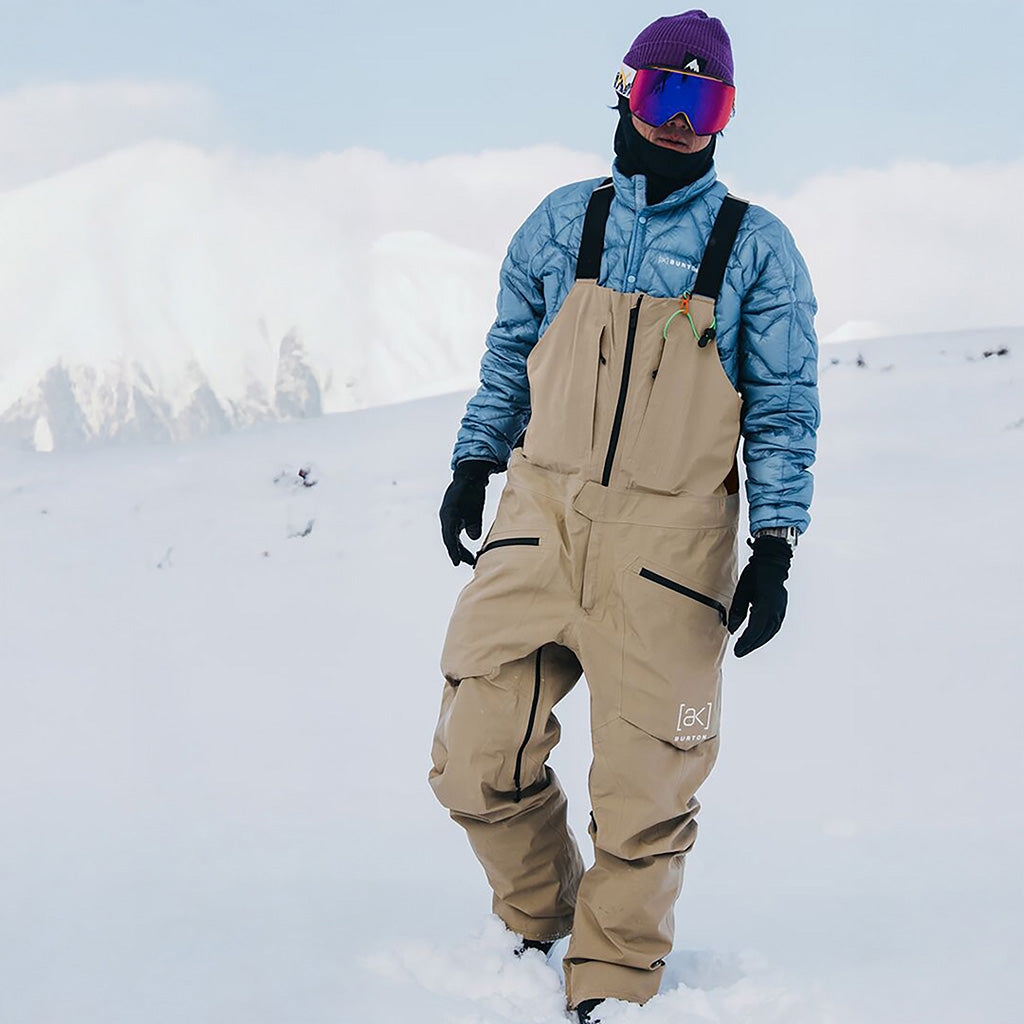En Skibukser [ak] Freebird GORE-TEX 3L Bib i farven Summit Taupe set i omgivelser