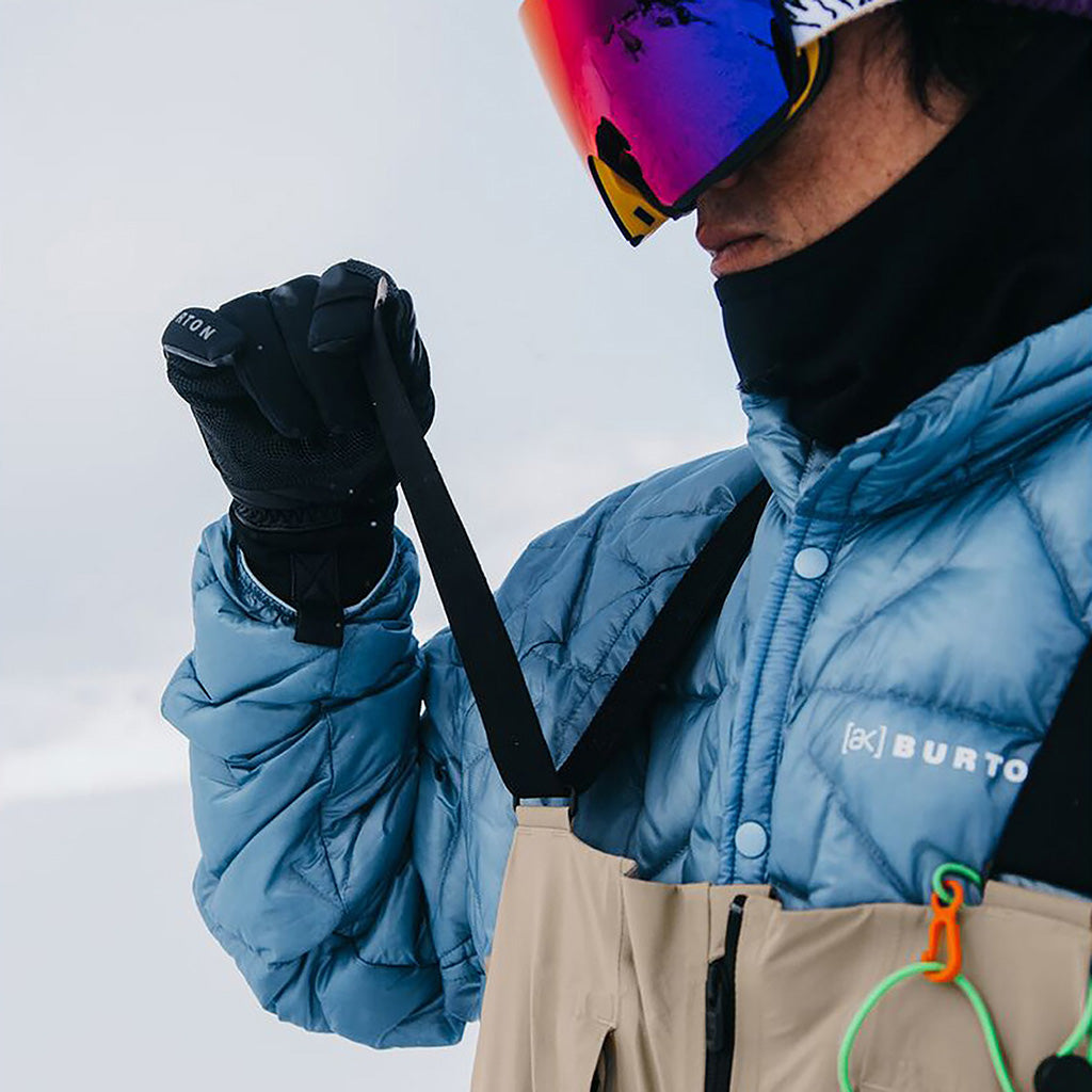 En Skibukser [ak] Freebird GORE-TEX 3L Bib i farven Summit Taupe set i bevægelse