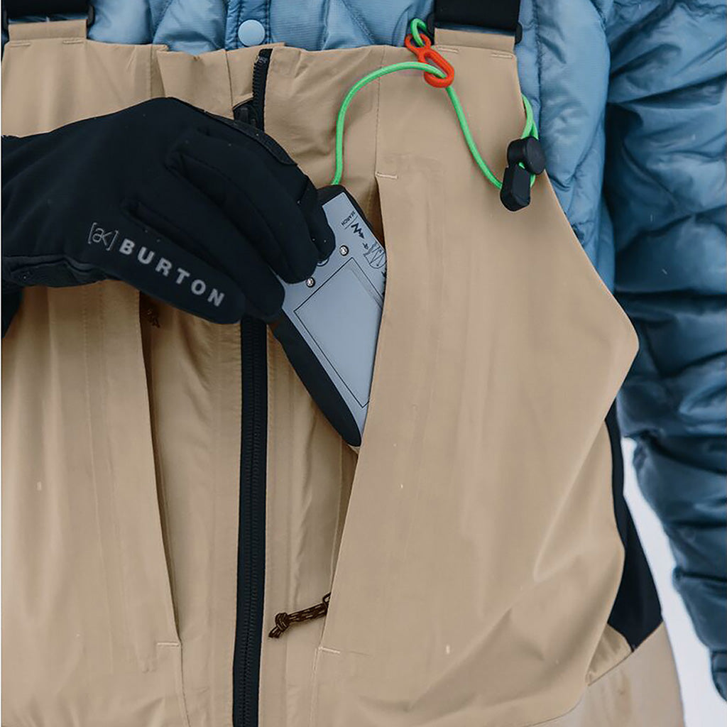 En Skibukser [ak] Freebird GORE-TEX 3L Bib i farven Summit Taupe set i brug
