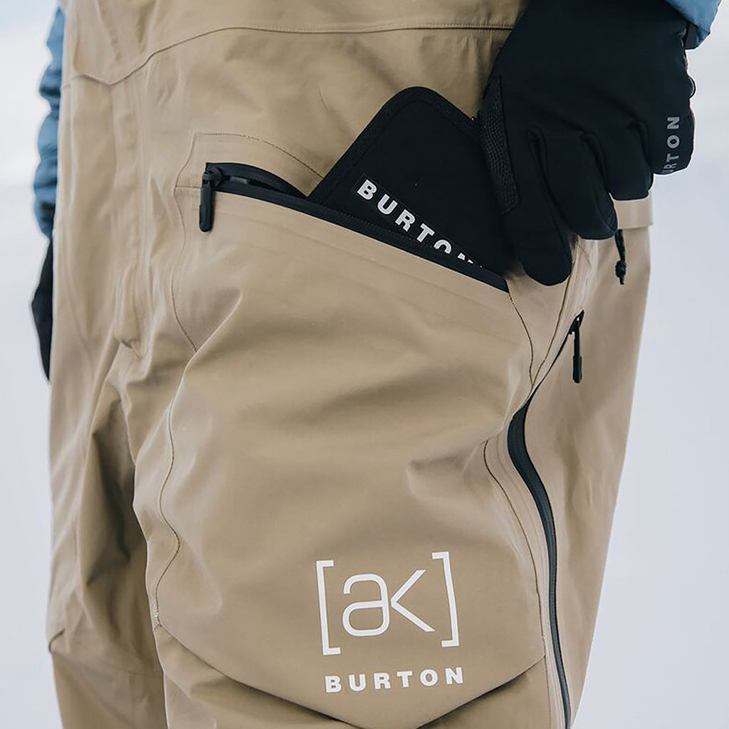 En Skibukser [ak] Freebird GORE-TEX 3L Bib i farven Summit Taupe detalje af lomme