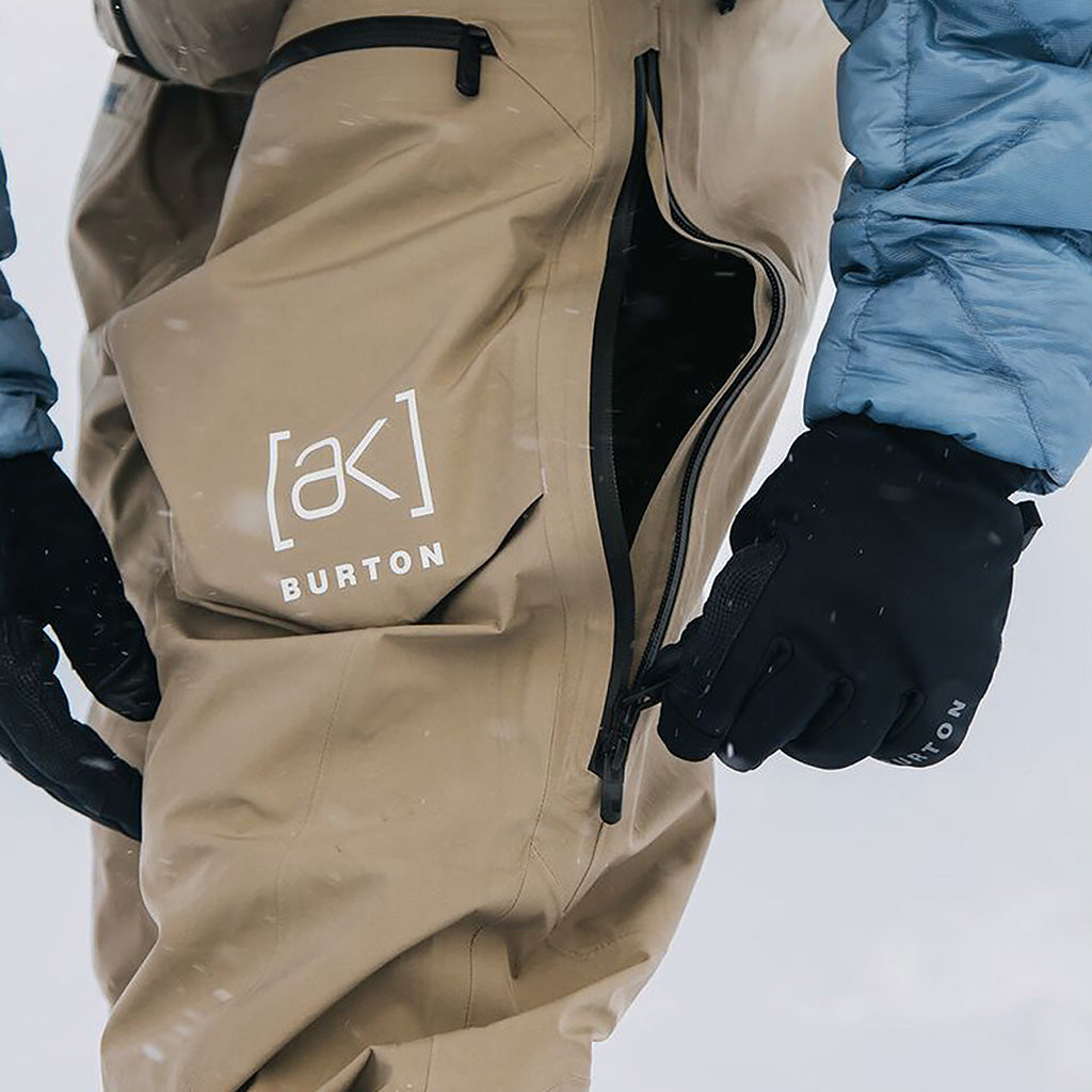 En Skibukser [ak] Freebird GORE-TEX 3L Bib i farven Summit Taupe detalje af lynlås