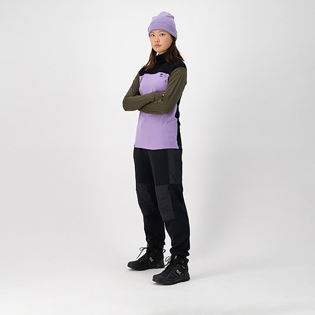 Yotei BF High Neck Midlayer i farven Lupin / Dark Olive / sort set forfra på model