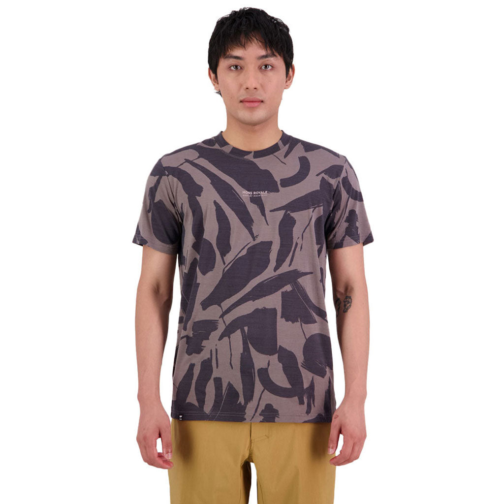 En T-Shirt, Icon i farven Fragments set forfra på model