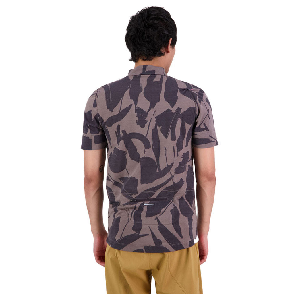 En T-Shirt, Cadence Half Zip T i farven Fragments set bagfra