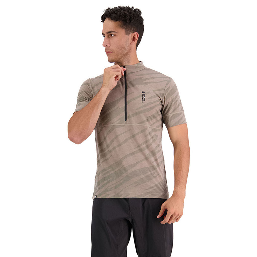 En T-Shirt, Cadence Half Zip T i farven Undercover Camo set fra venstre side