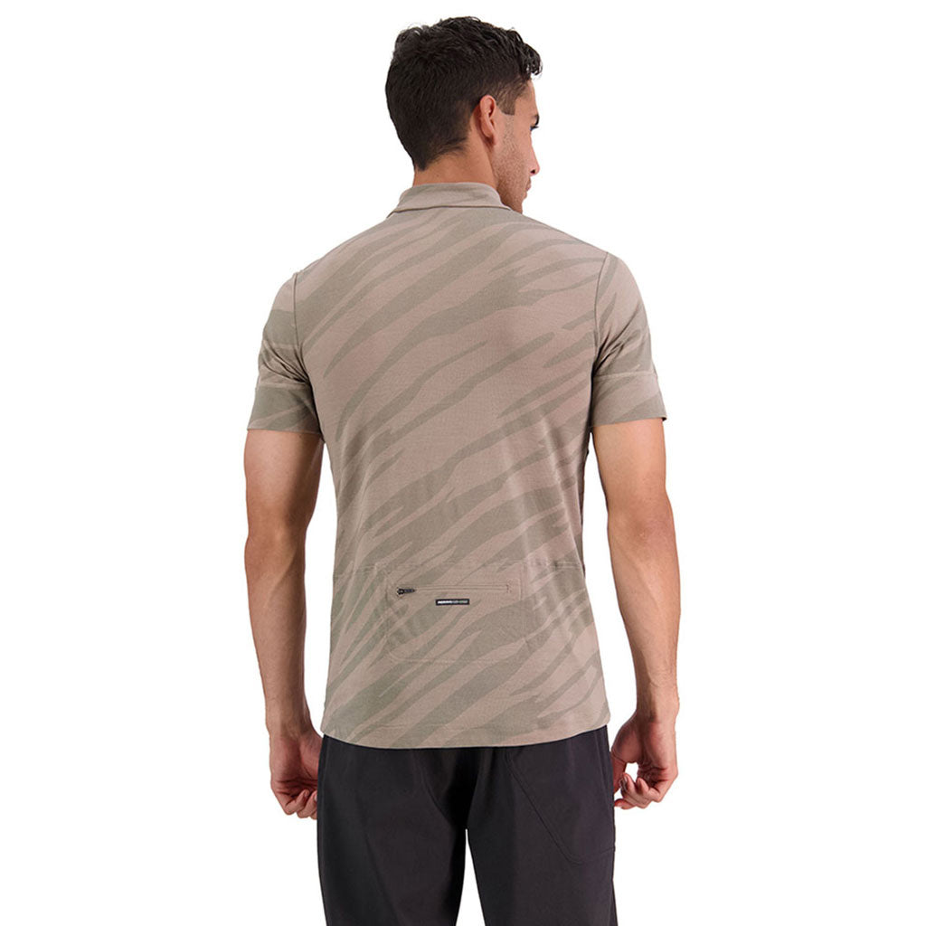 En T-Shirt, Cadence Half Zip T i farven Undercover Camo set bagfra
