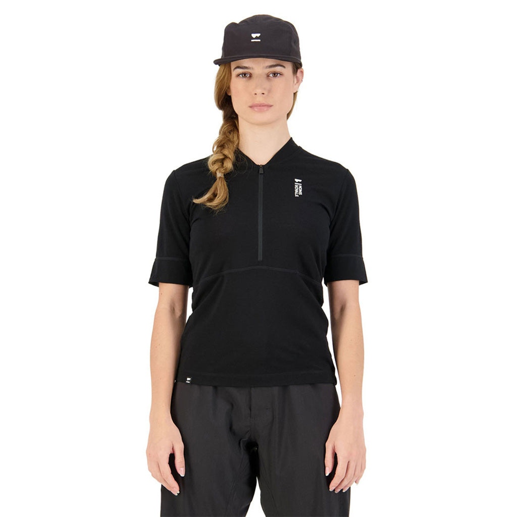 En T-Shirt, Cadence Half Zip i farven sort set forfra