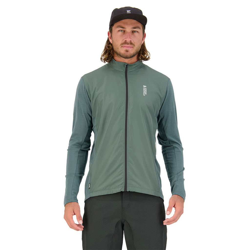 En Langærmet T-shirt, rødwood Wind Jersey i farven Burnt Sage set forfra