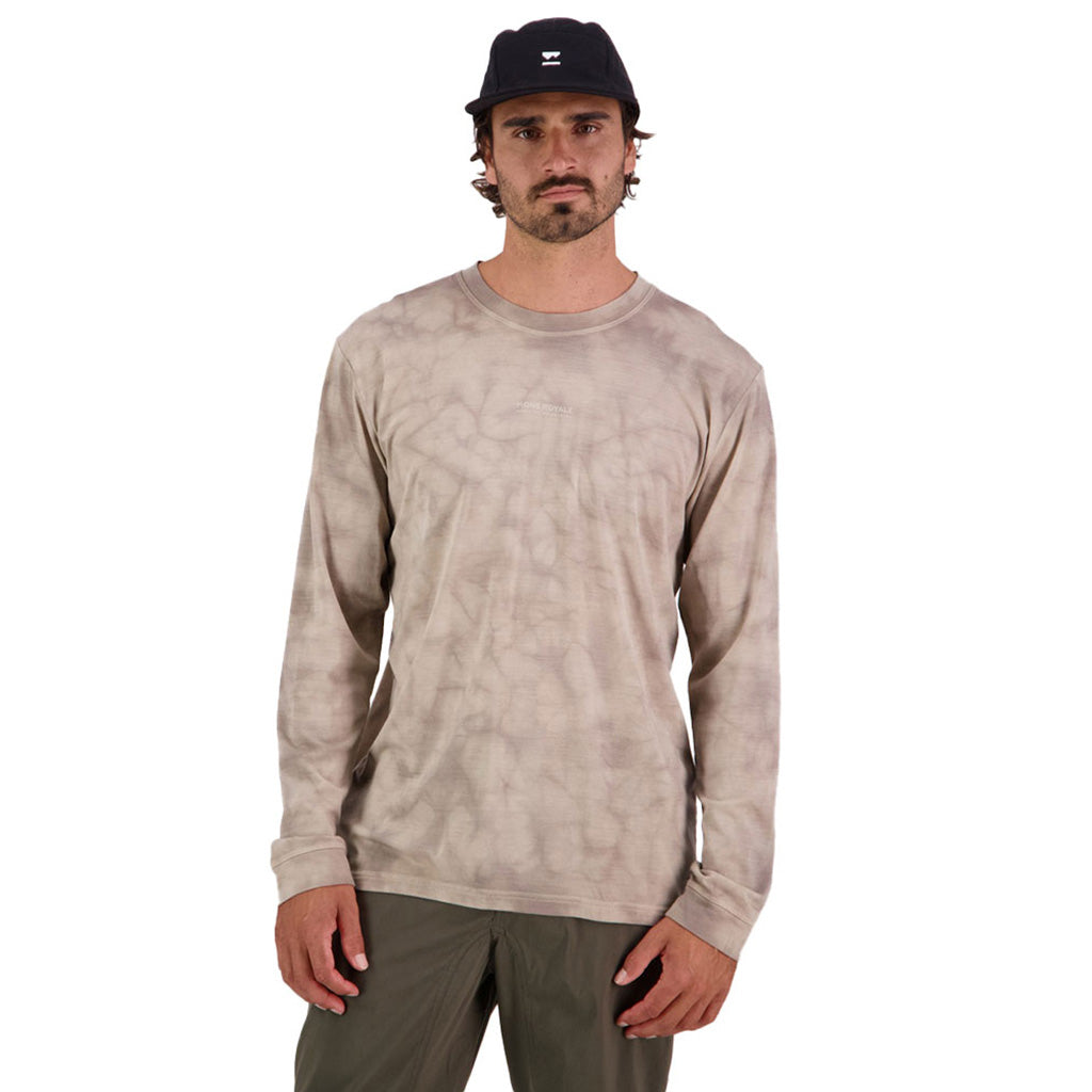 En Langærmet T-shirt, Icon LS Garment i farven Dyed Desert Tie Dye set forfra på afstand