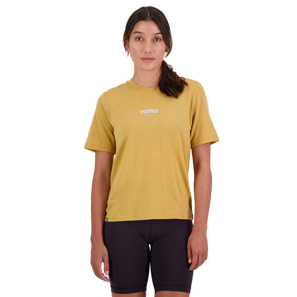 En Langærmet T-shirt, Icon Relaxed Tee i farven Honey set forfra på model