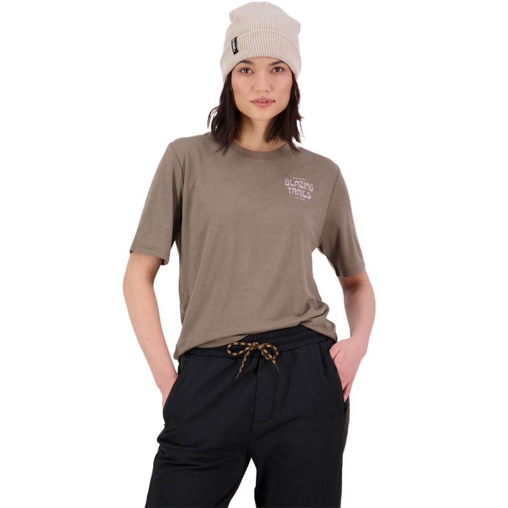 En T-Shirt, Icon Relaxed i farven Walnut set forfra