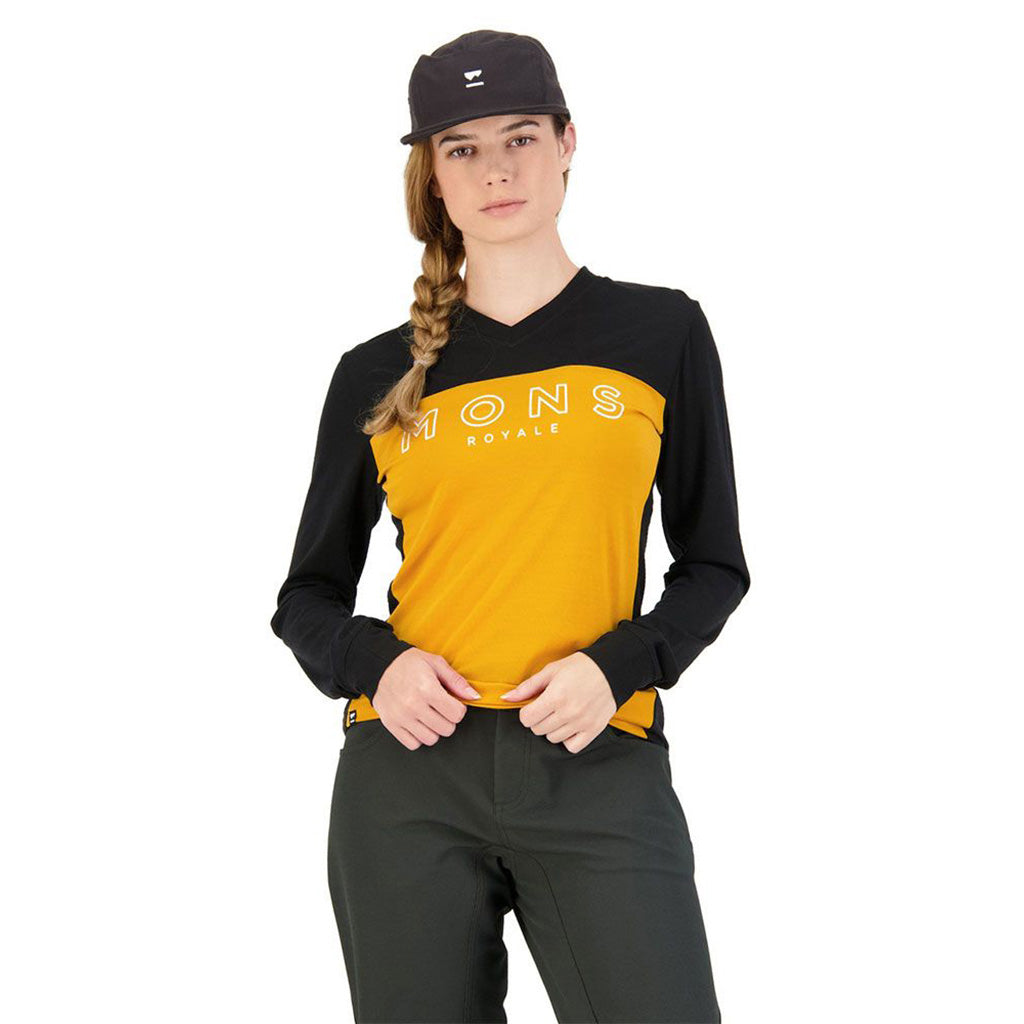En Langærmet T-shirt, rødwood Enduro VLS i farven sort / Gold set forfra
